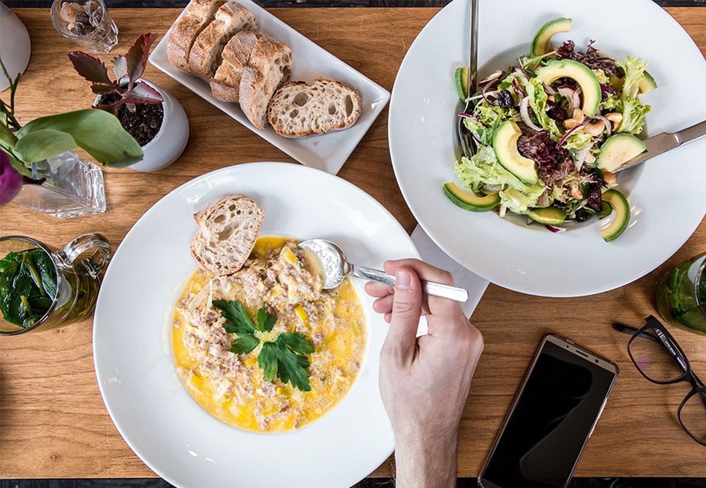 Suppen und verschiedene Salatvarianten laden im Kwadrat zum Schlemmen ein: Advocado-Salat, Suppe und Brot dazu