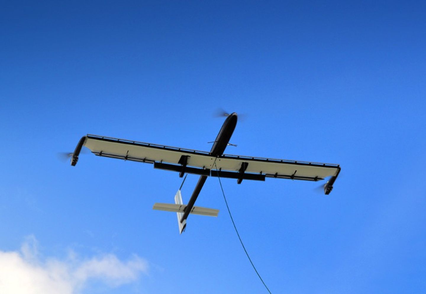 Drohne am strahlend blauen Himmel.