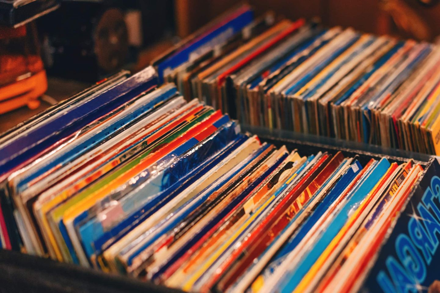 Nahaufnahme von sortierten Schallplatten in einer Kiste auf einem Flohmarkt. Getty