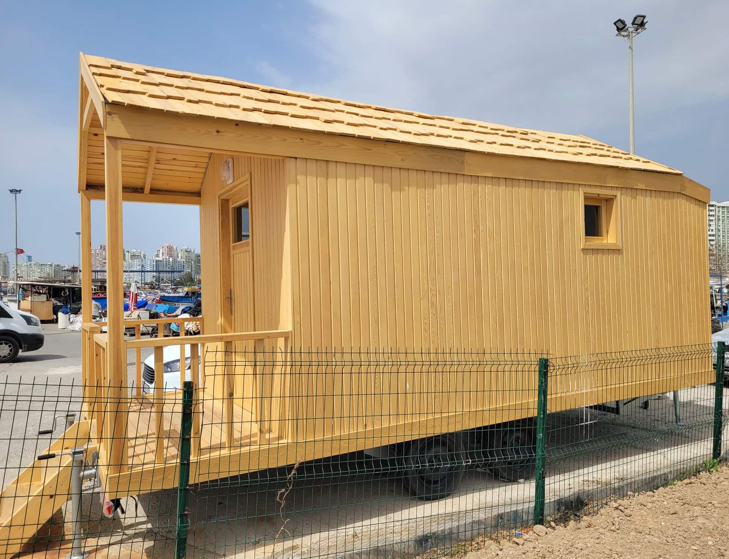 Neues Minihaus aus Holz auf Rädern auf einem Parkplatz, aufgenommen bei Tageslicht Getty