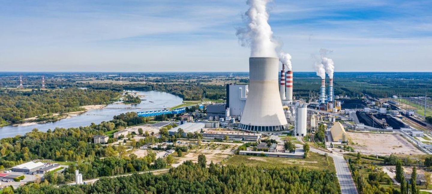 Ein Kraftwerk erzeugt Abwärme, die in Form von Dampfwolken in den Himmel steigt.