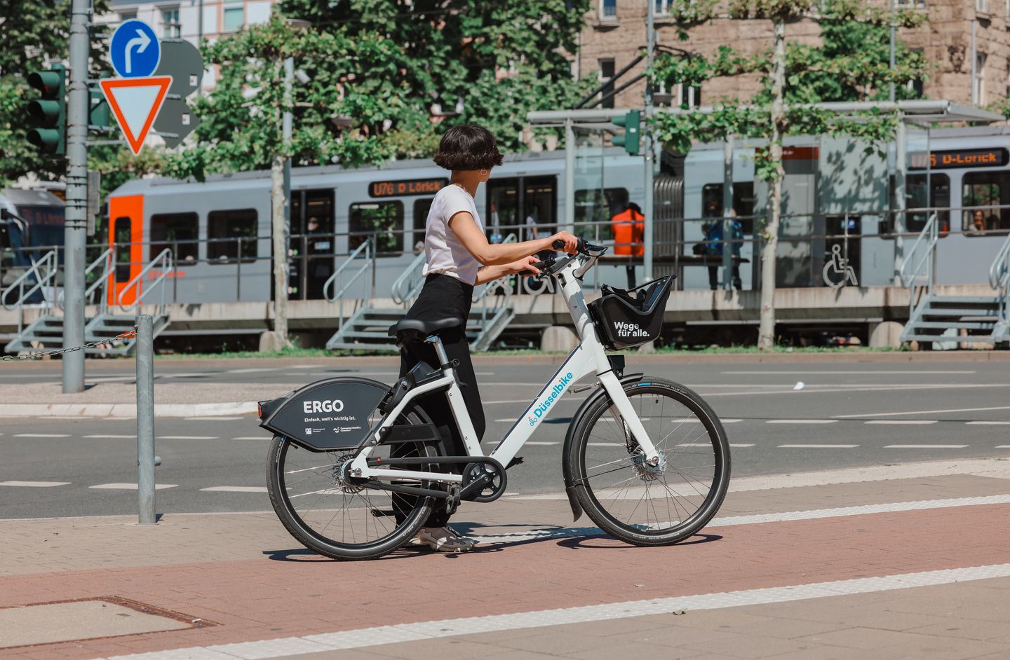 Züge am Hauptbahnhof Düsseldorf Connected Mobility Düsseldorf GmbH (CMD)