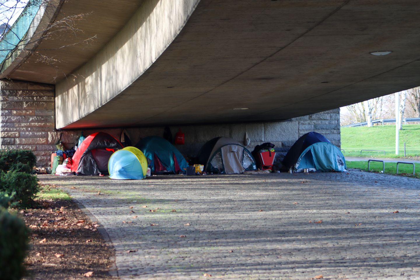 Zelte unter einer Brücke als Schlafplatz obdachloser Menschen Kazim Yildirimli via Getty Images