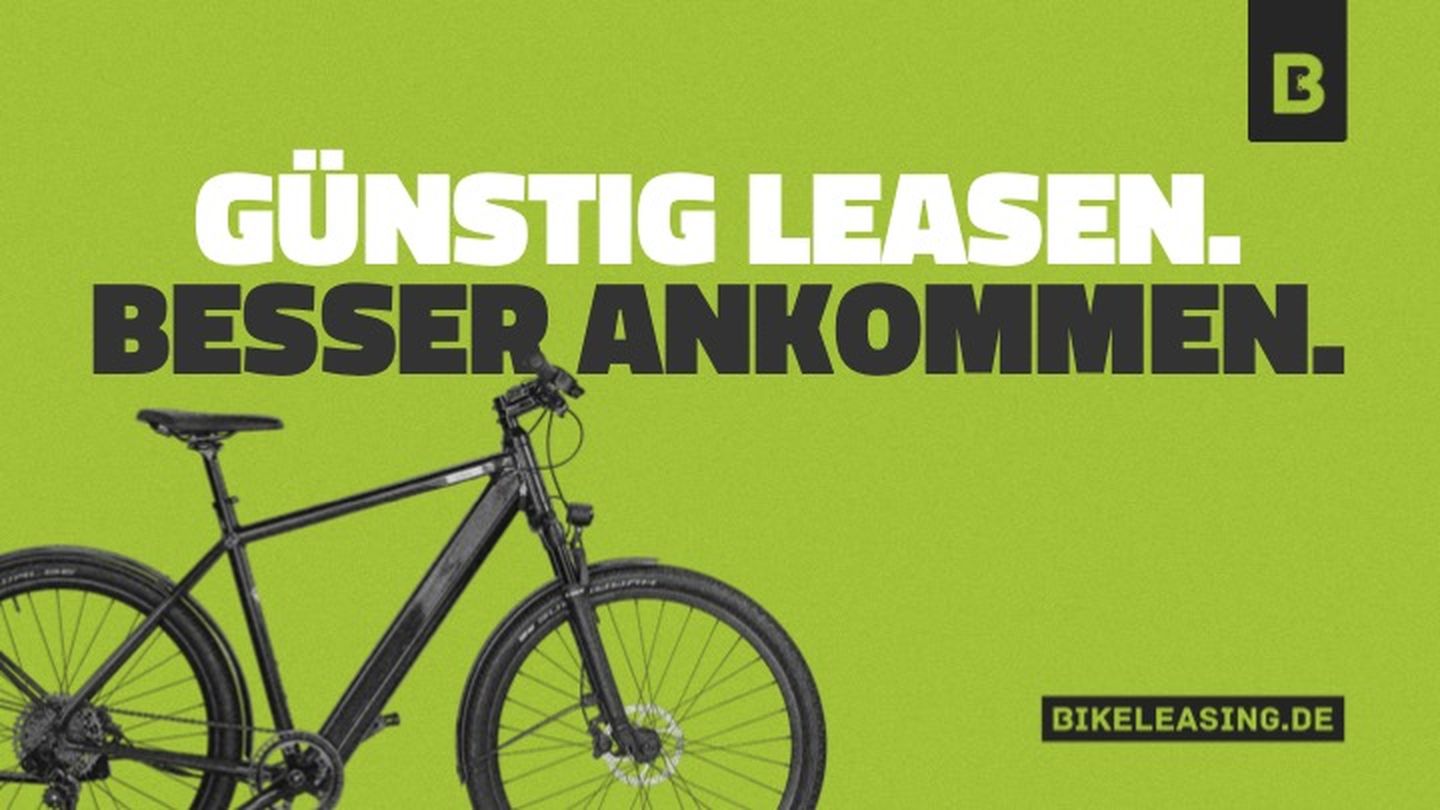 Schwarzes E-Bike vor grünem Hintergrund mit dem Schriftzug „Günstig leasen. Besser ankommen.“ sowie dem Logo von Bikeleasing.de