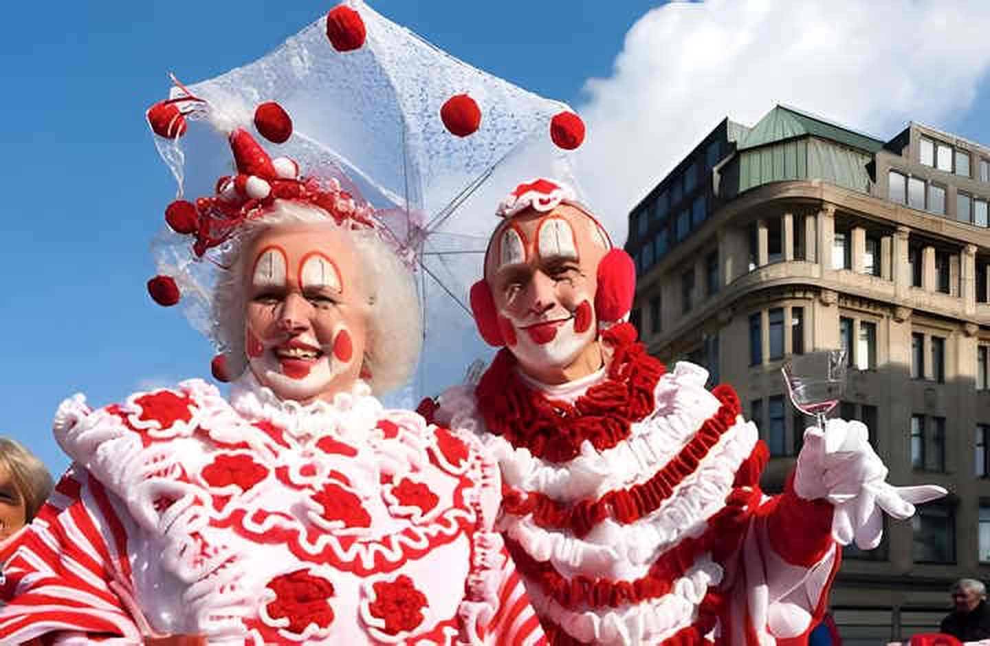 Zwei Clowns in Rot-Weiß feiern in Düsseldorf Karneval
