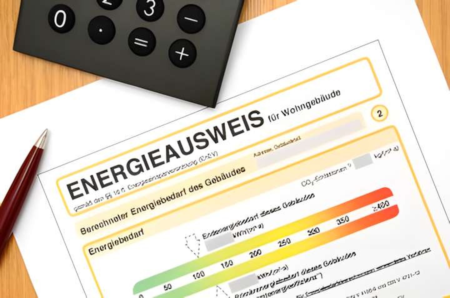 Energieausweis auf dem Schreibtisch