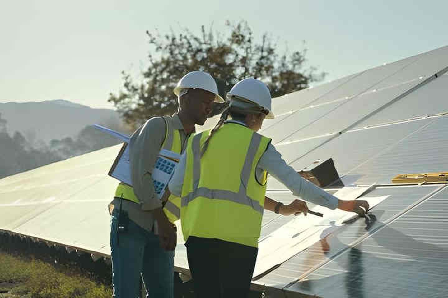 Zwei Architekt:innen besprechen die weitere Planung der Photovoltaikanlage. © Marco VDM / E+ via via Getty Images