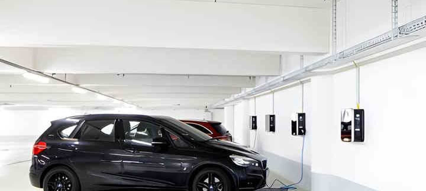 Eine Tiefgarage mit elektrischen Ladestationen
