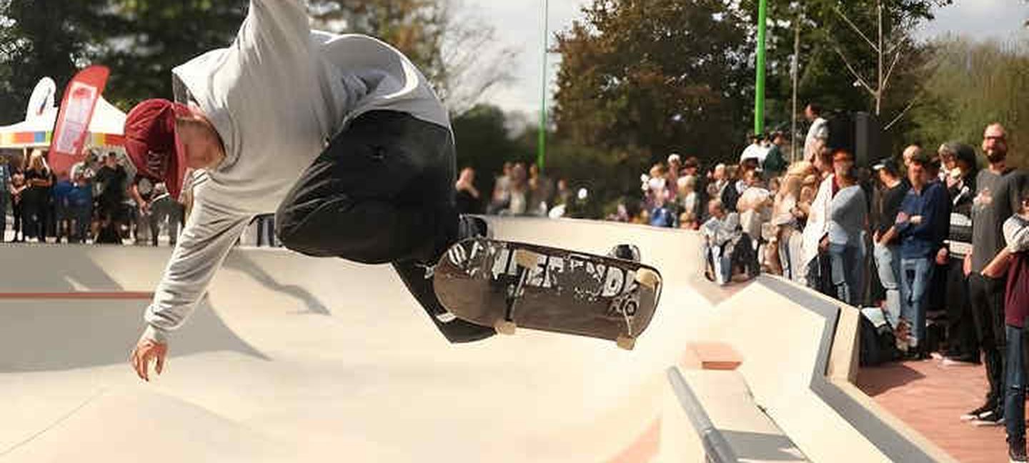 Skater mit Skateboard im Skatepark Düsseldorf-Eller