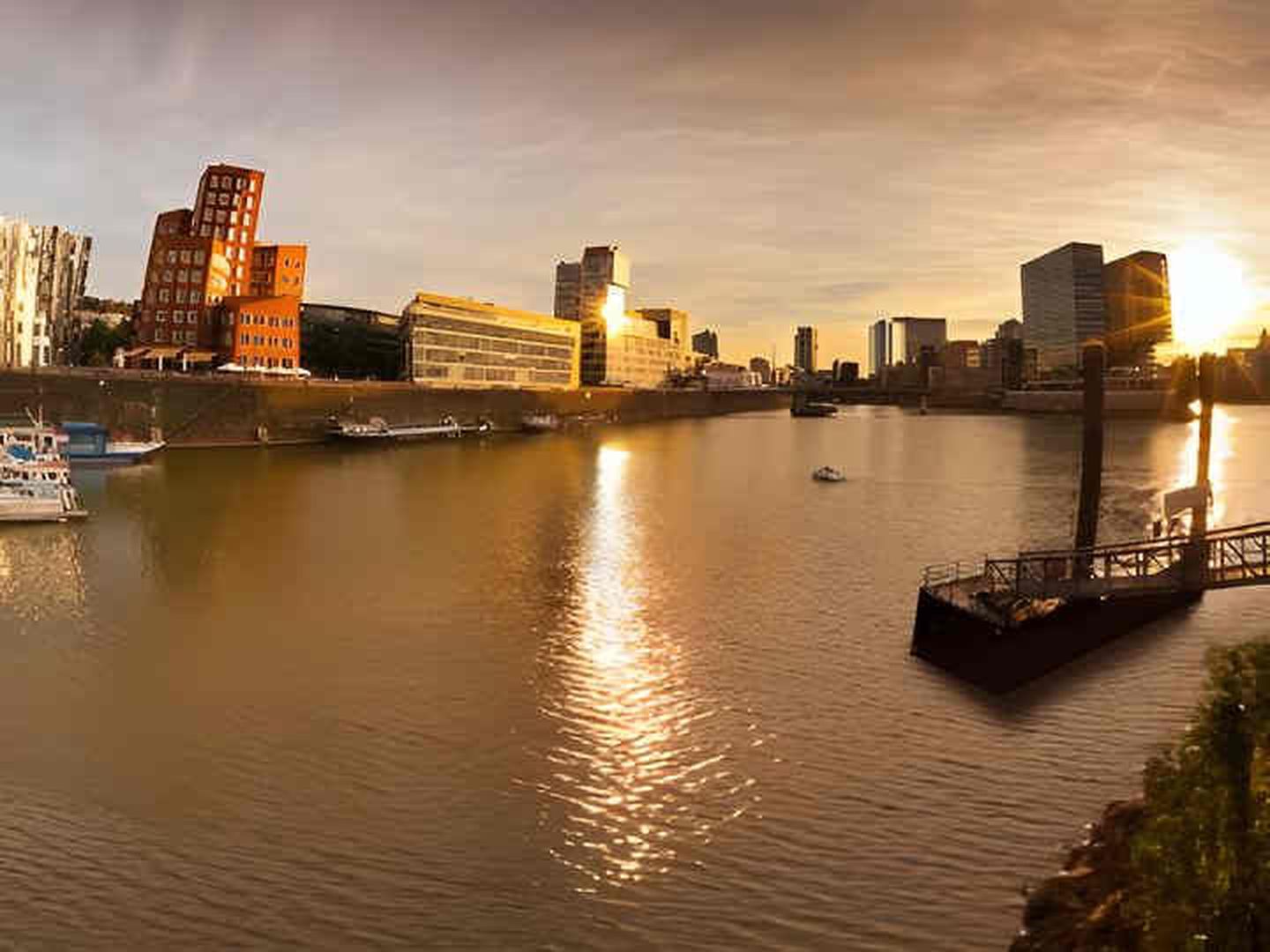 Blick in den Düsseldorfer Hafen am Abend