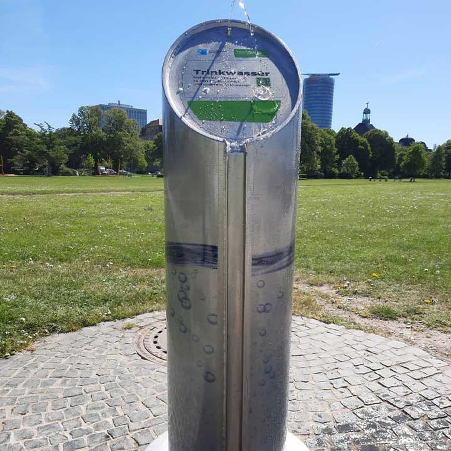 Trinkbrunnen am Rheinufer in Golzheim