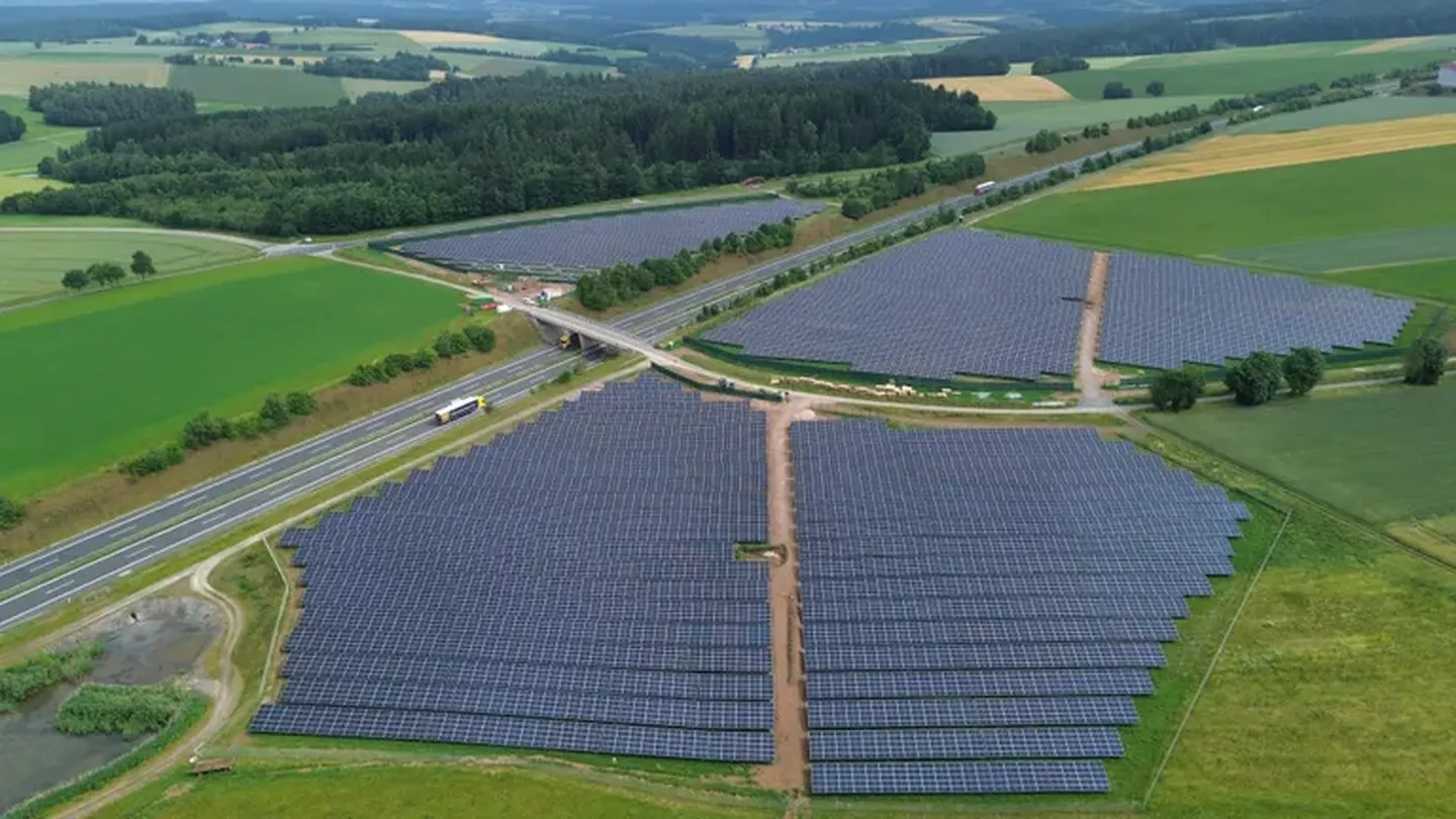 Luftaufnahme des Solarparks Wernberg-Köblitz mit großflächigen Photovoltaik-Modulen © Grünwerke GmbH
