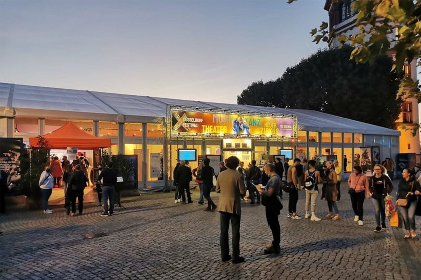 Das Theaterzelt vom Düsseldorf Festival am Burgplatz