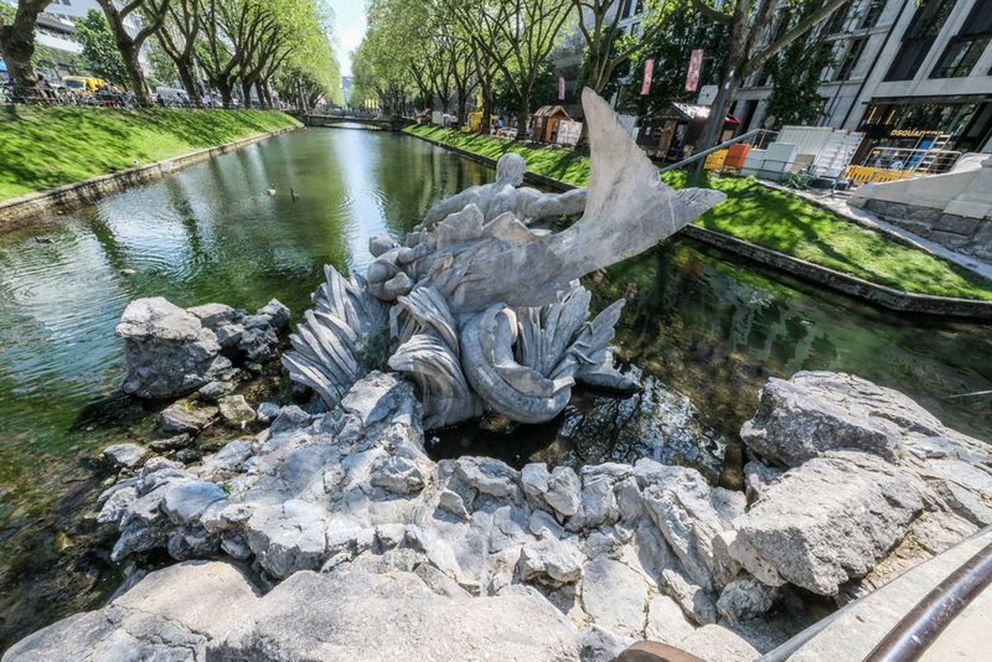 Tritonenbrunnen mit Meeresgott, großem Fisch und Putten am Kö-Graben in Düsseldorf © Gstettenbauer via Landeshauptstadt Düsseldorf