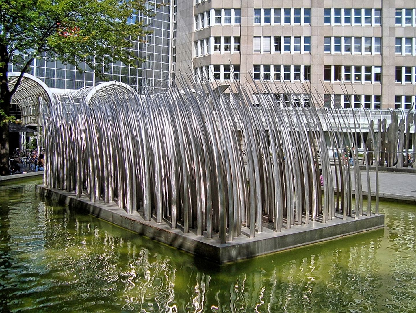 Edelstahlfiguren und gebogene Metallstäbe des Antes-Brunnens am Bertha-von-Suttner-Platz in Düsseldorf Dr. Margot Klütsch via Welt der Form