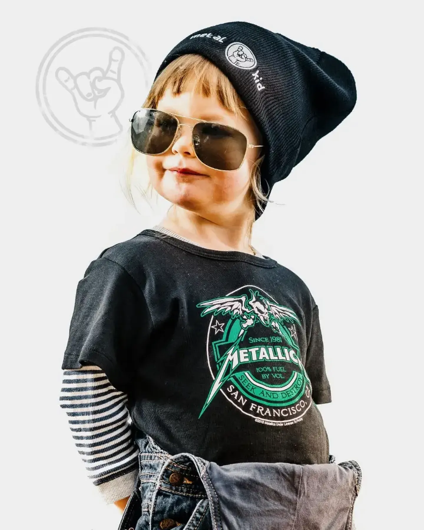 Ein Kind mit Sonnenbrille und einem Metallica-Shirt