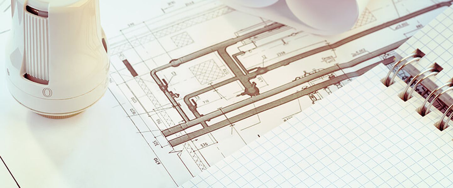 Heiztechnik: Baupläne einer Heizung liegen auf dem Tisch