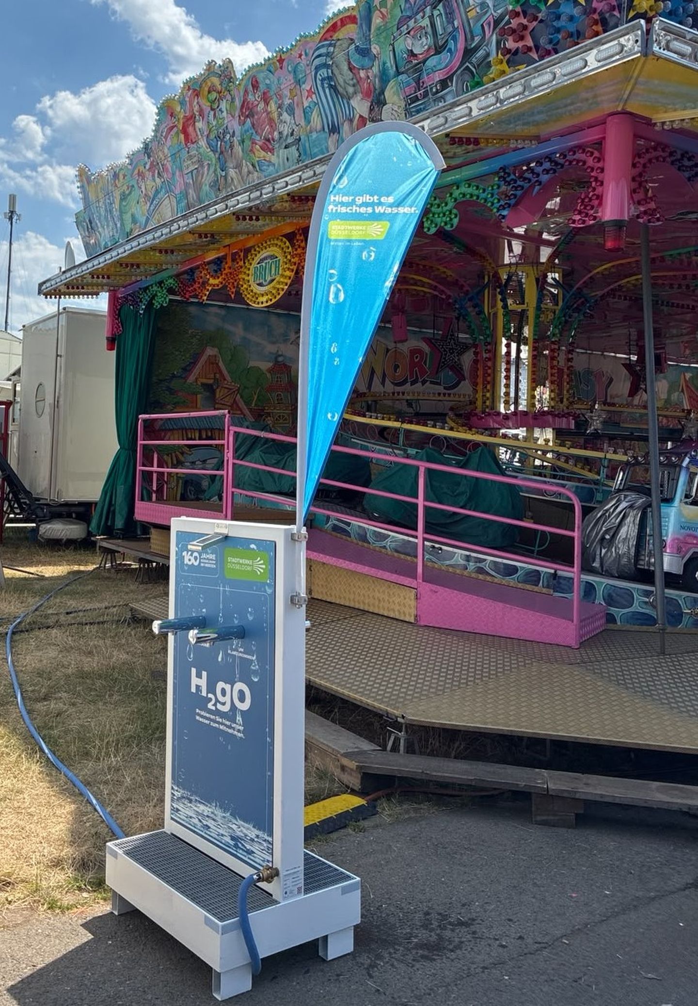 Ein Trinkwasserspender auf der Rheinkirmes in Düsseldorf