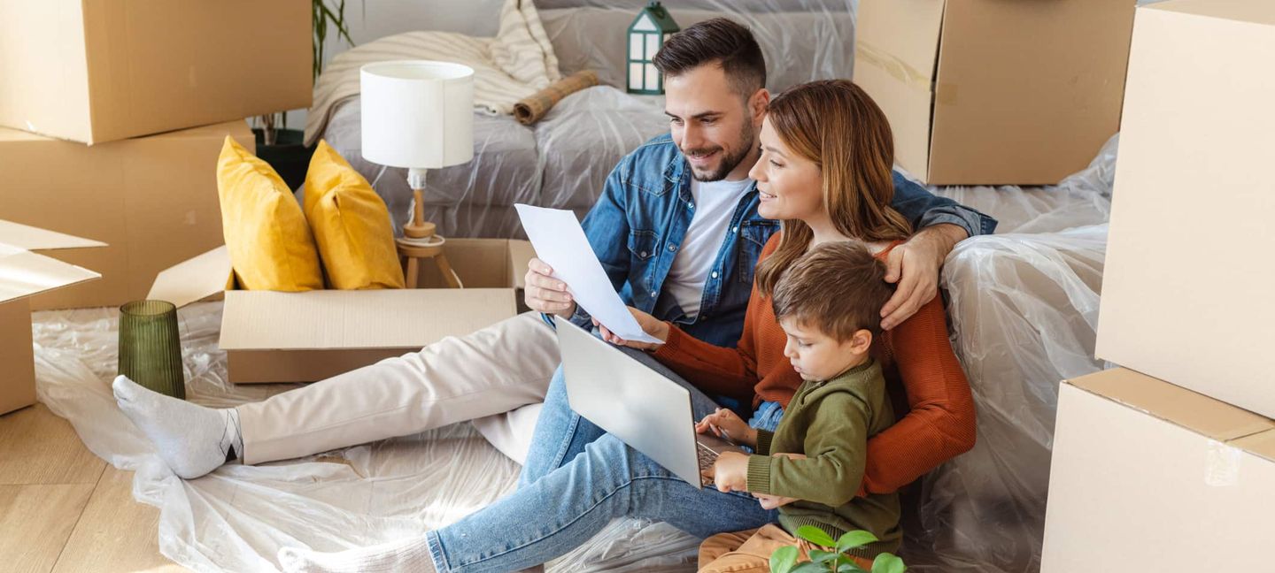 Eine junge Familie beim Umzug