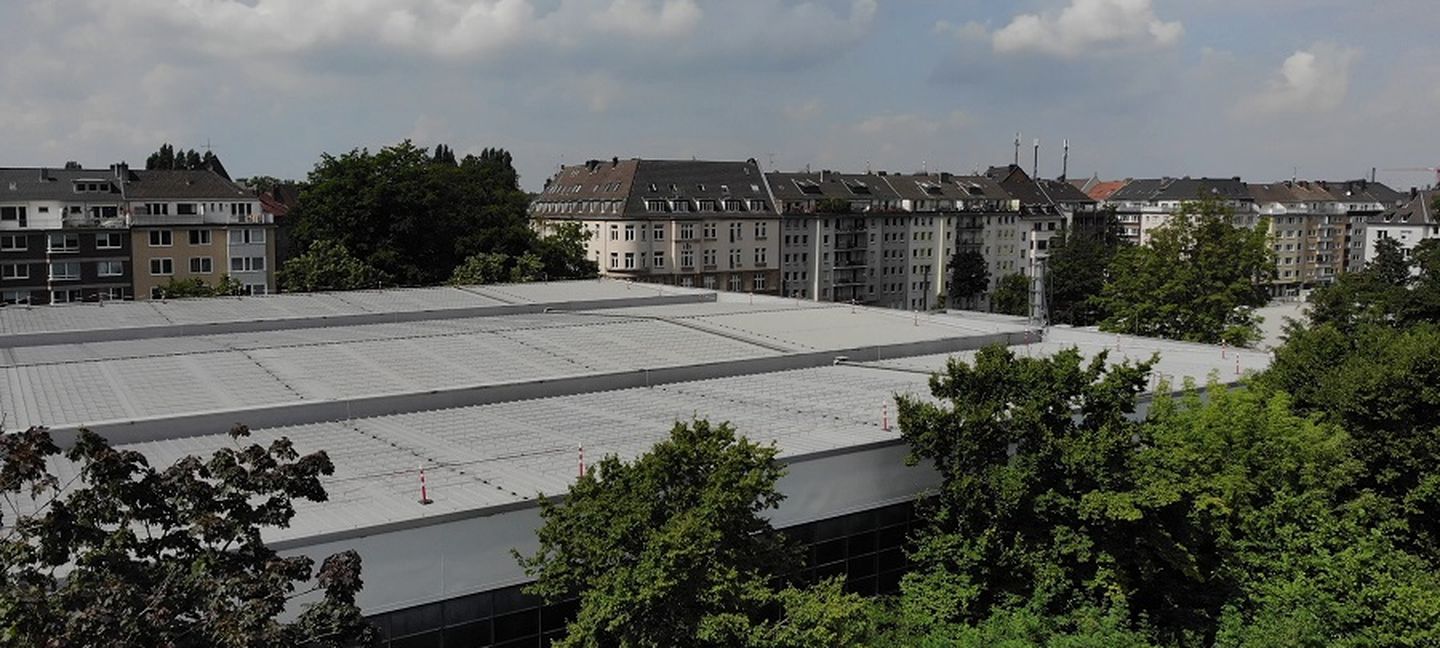Auf dem Dach des Eisstadions entsteht eine Photovoltaikanlage