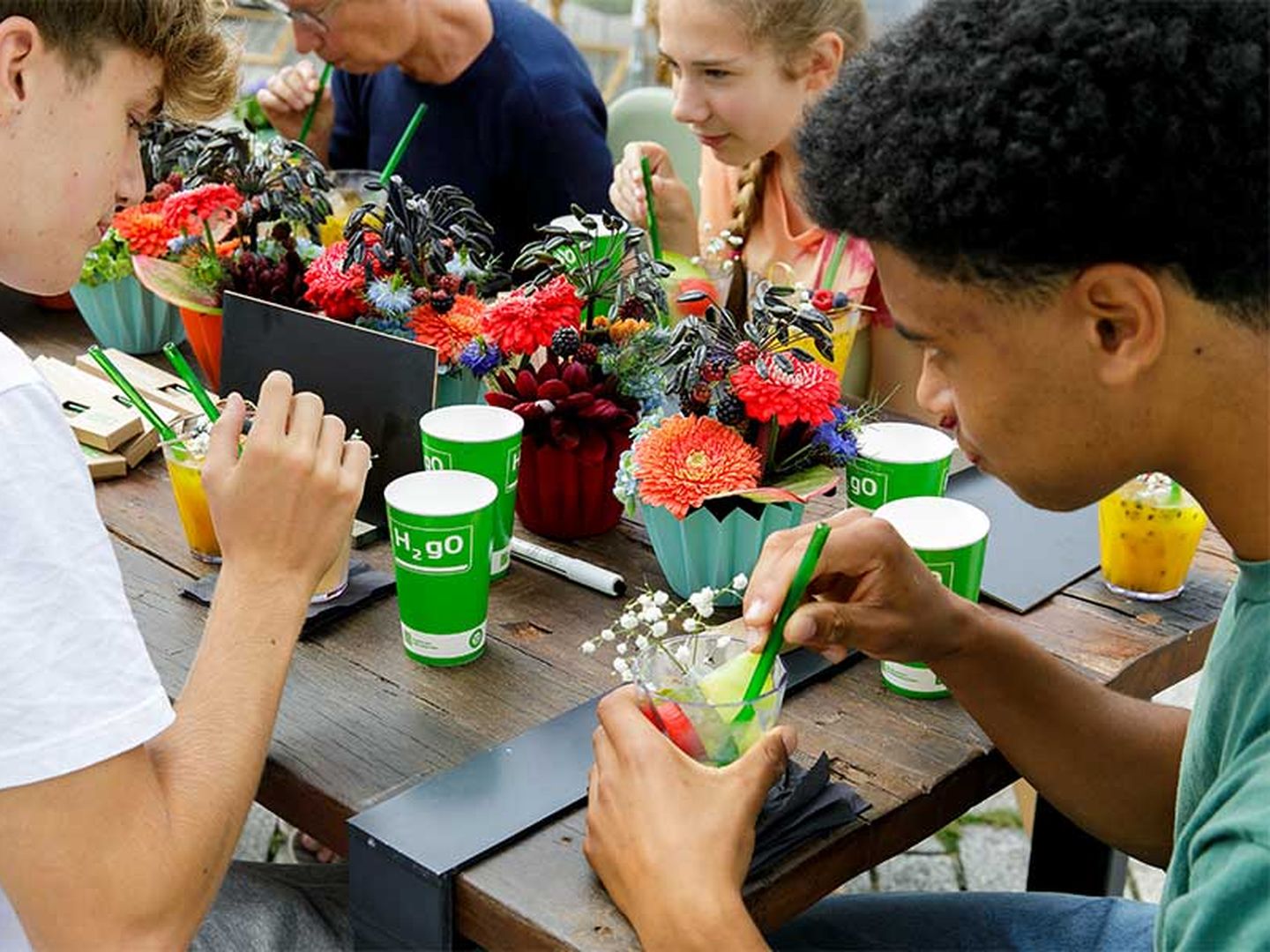 Die Tester:innen probieren die Trinkwassercocktails