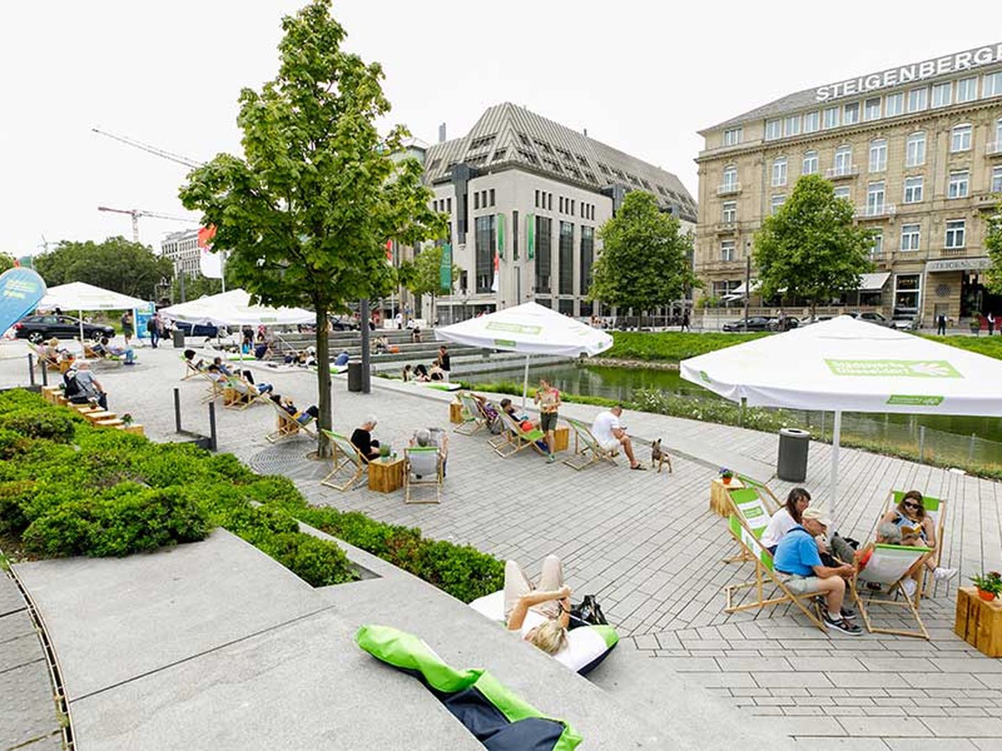 Trinkwasserevent am Ueckernagel: Liegestühle und Sonnenschirme von den Stadtwerken Düsseldorf