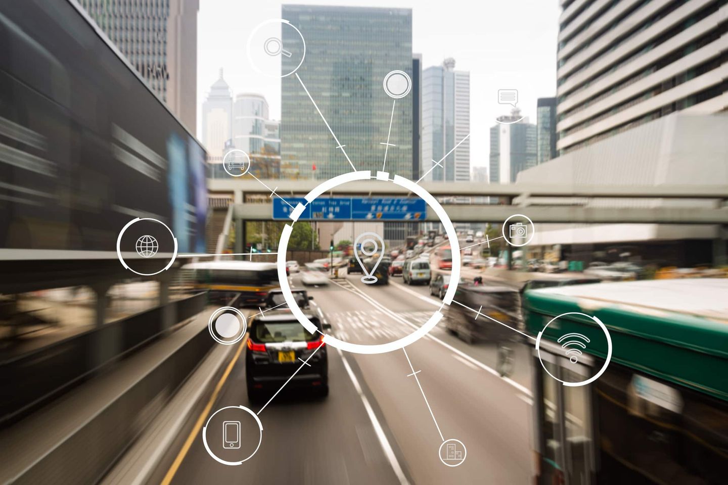 Straßenverkehr in einer modernen Großstadt mit Symbolen für digitale Vernetzung und Smart-City-Technologien Getty