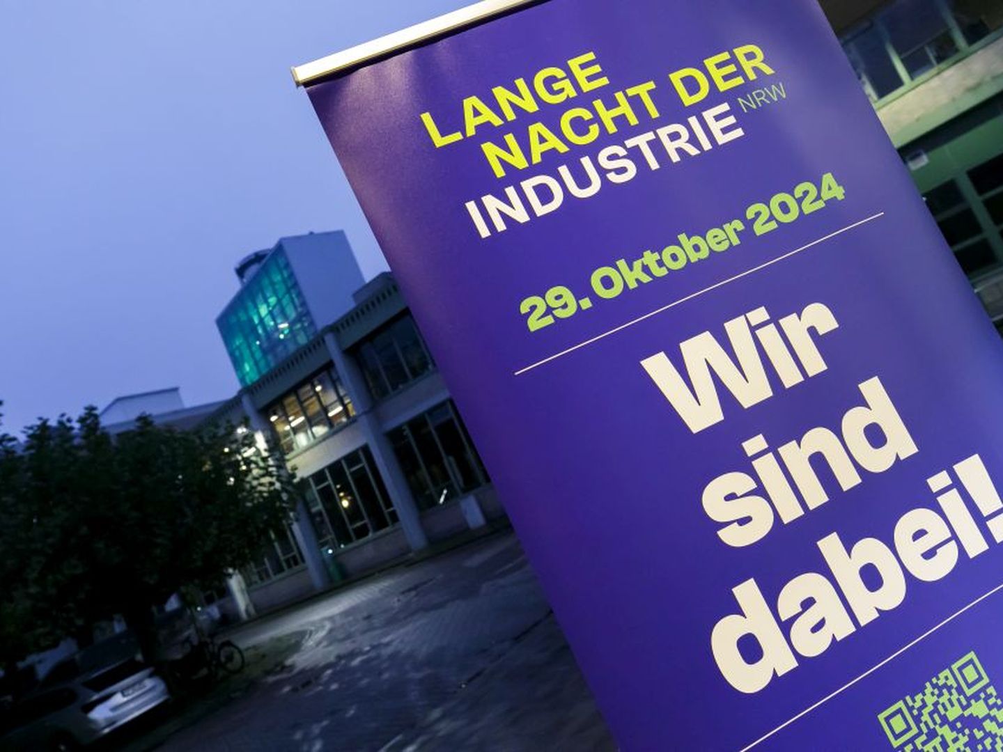 Aufsteller mit dem Schriftzug „Lange Nacht der Industrie NRW – Wir sind dabei!“ vor einem Gebäude. © Stadtwerke Düsseldorf © Stadtwerke Düsseldorf