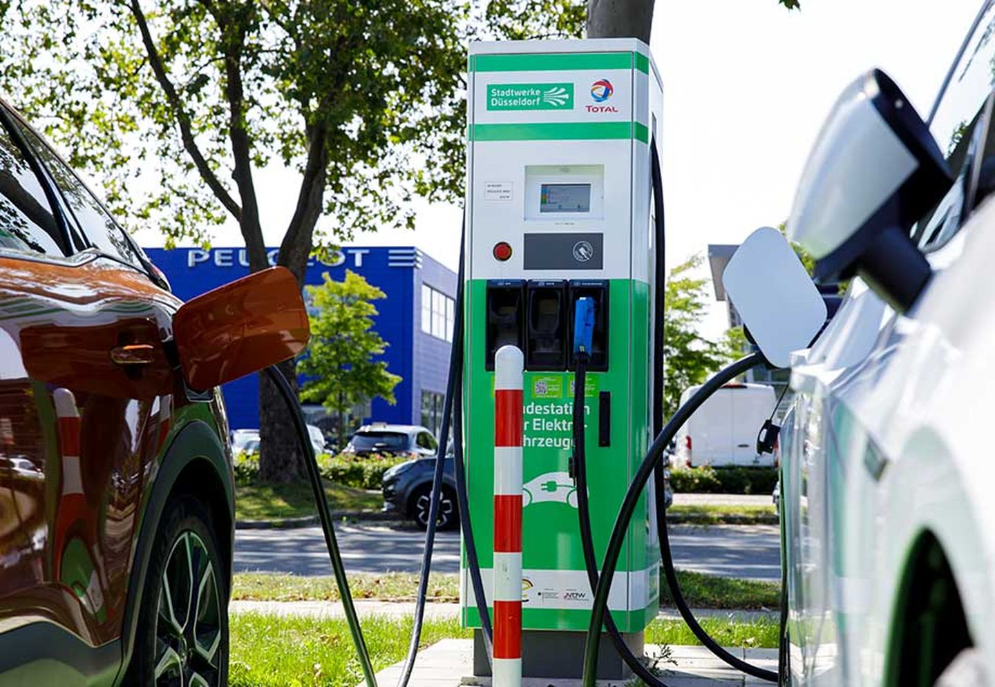 Eine Schnellladestation an der TOTAL Tankstelle am Höherweg in Düsseldorf