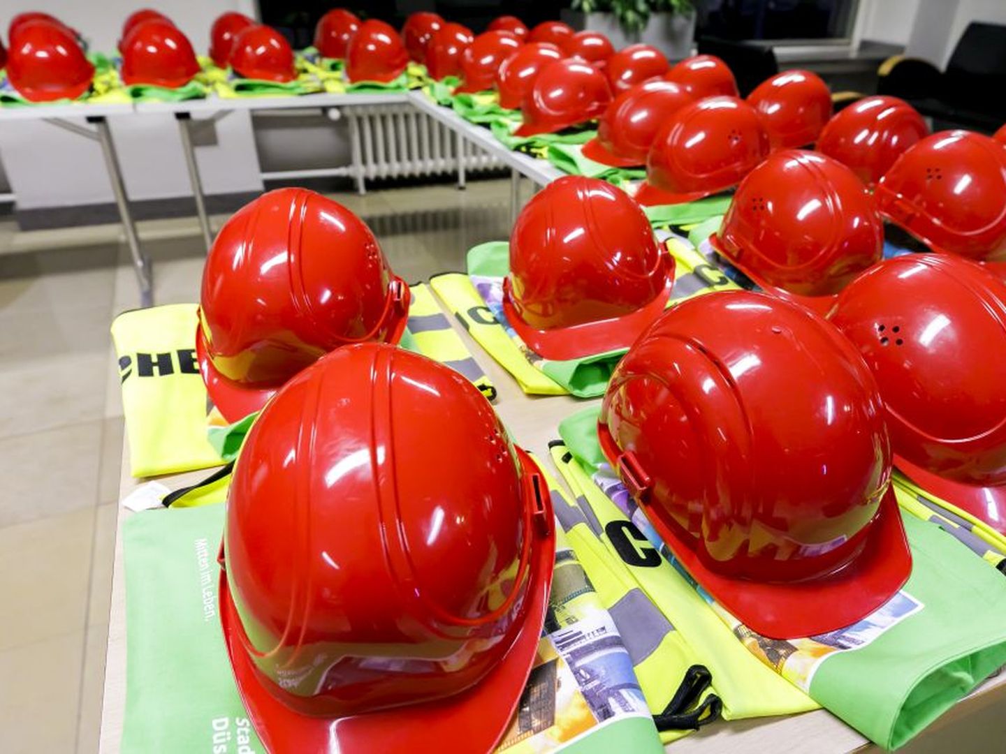 Rote Schutzhelme und Sicherheitswesten liegen für Besucher:innen der Langen Nacht der Industrie bereit. © Stadtwerke Düsseldorf © Stadtwerke Düsseldorf