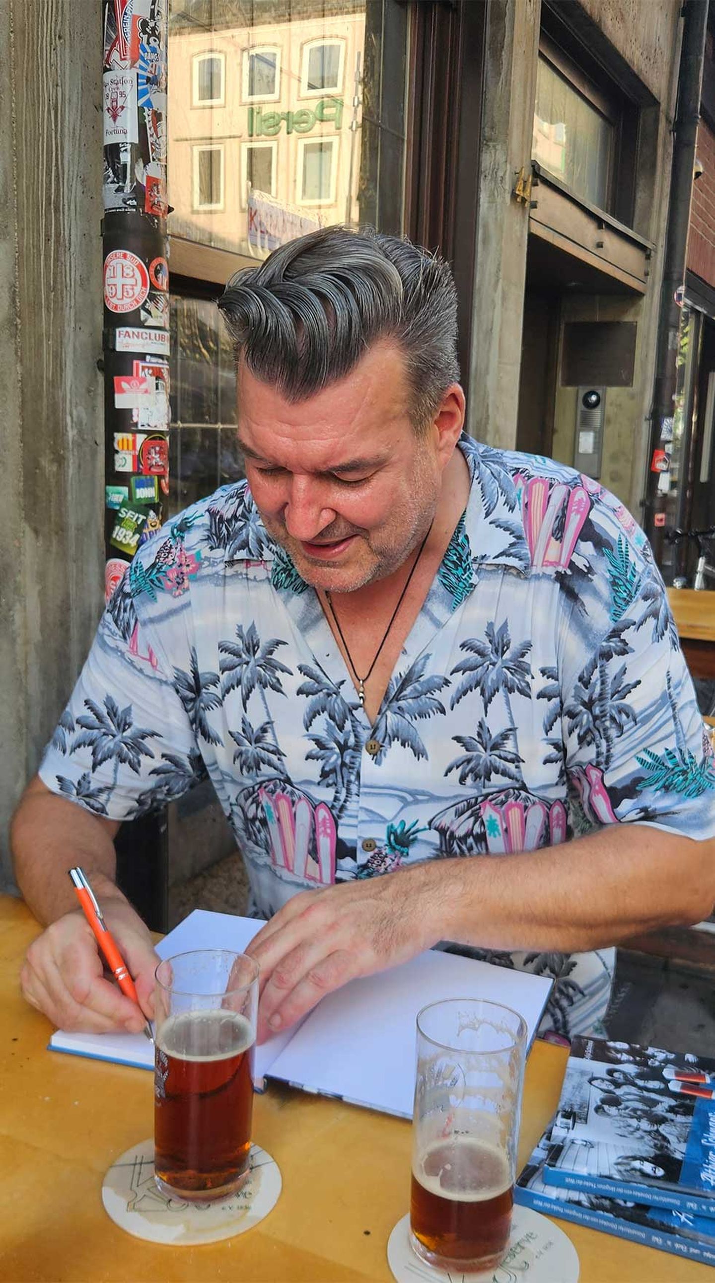 Colja Schliewa signiert seine Bücher