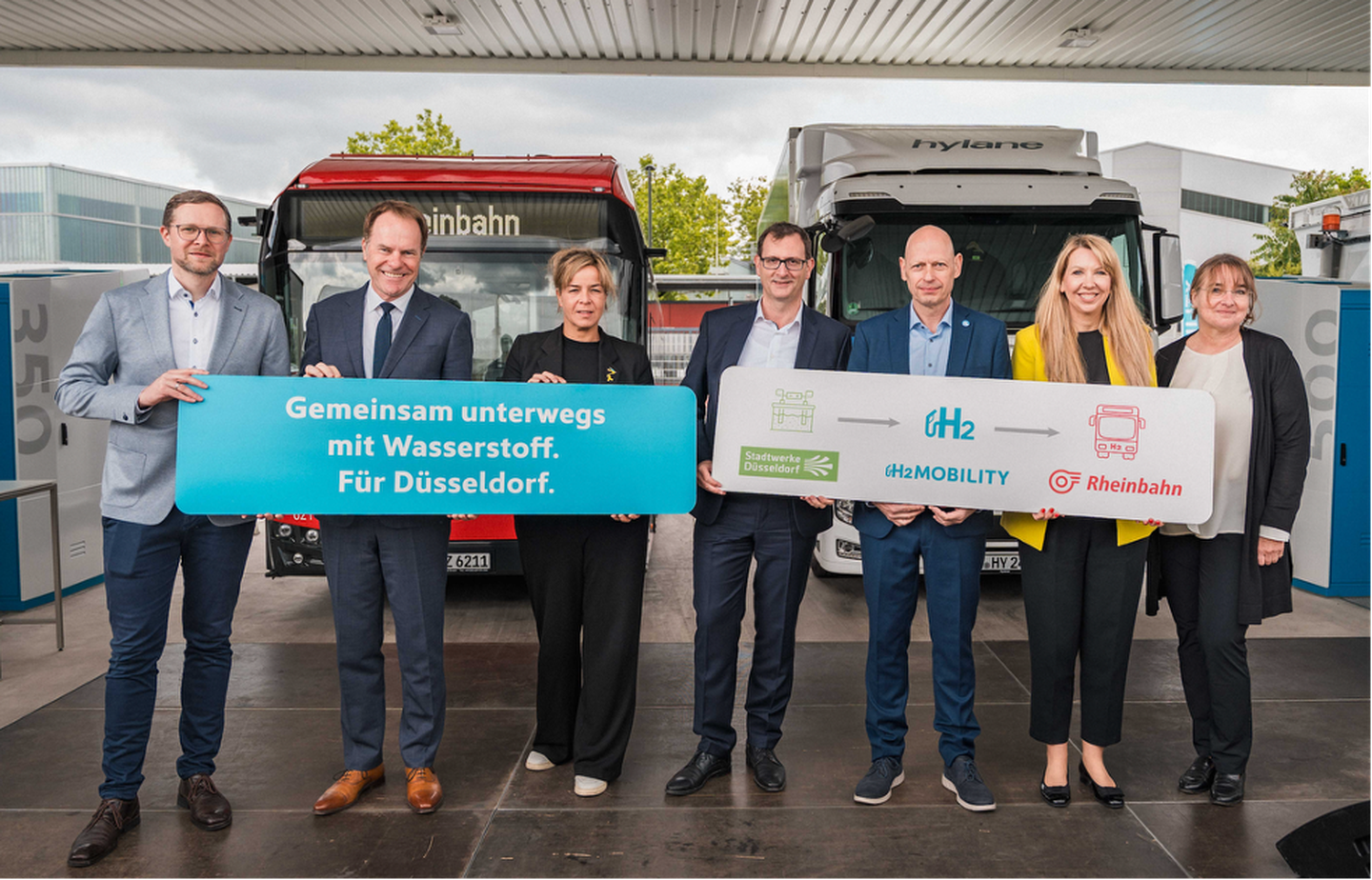 Gruppenfoto der Projektpartner bei der Eröffnung der Wasserstofftankstelle in Düsseldorf H2 MOBILITY