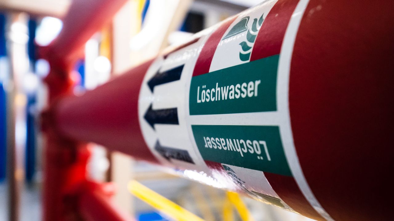 Rotes Rohr mit der Aufschrift Löschwasser