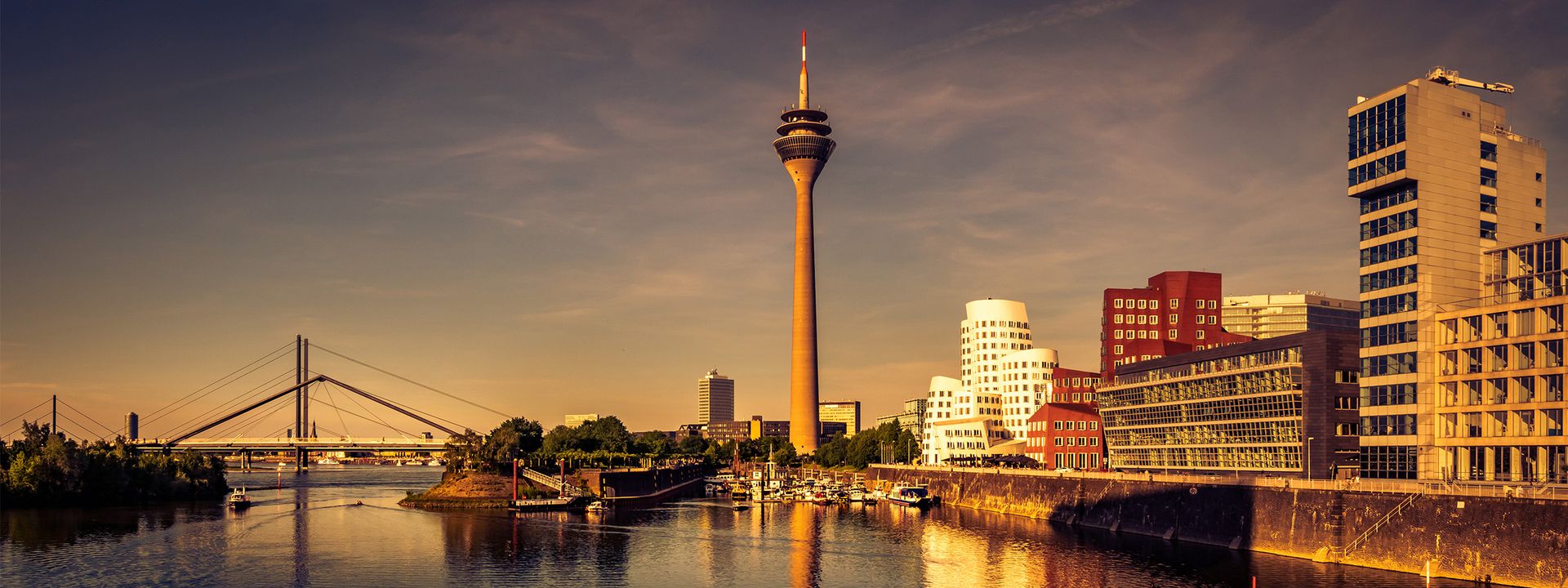 Skyline von Düsseldorf im Sonnenuntergang