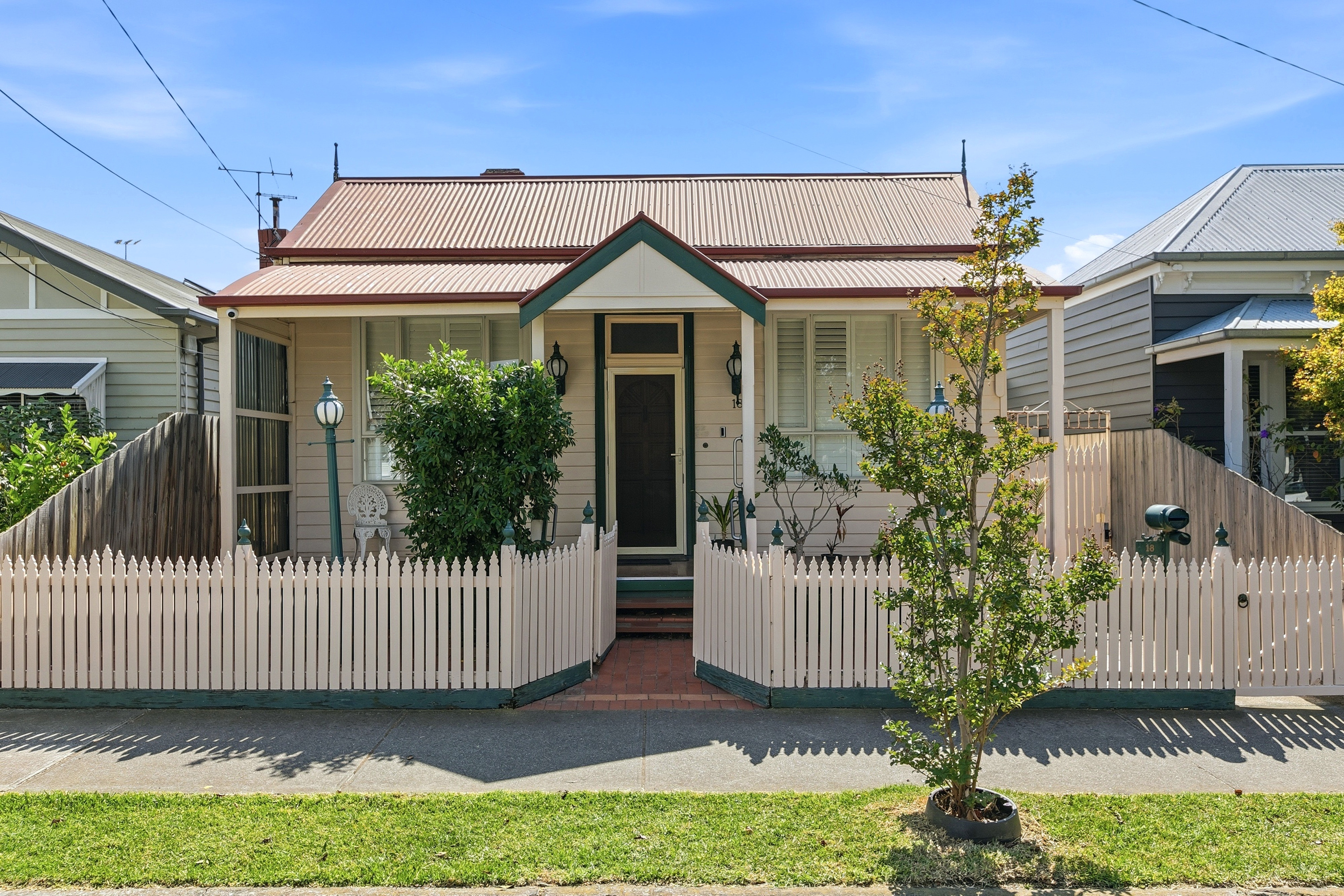 18 River Street, Newport