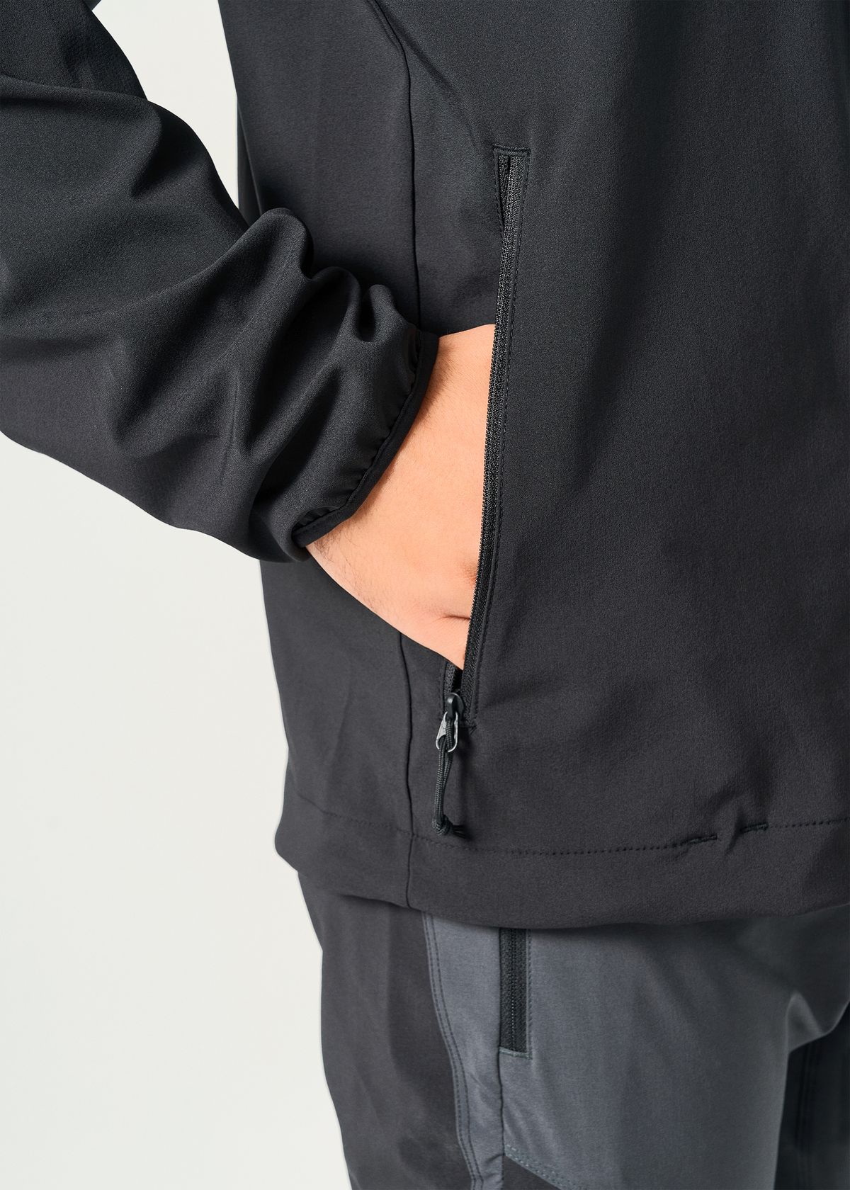 Zipped hand pockets