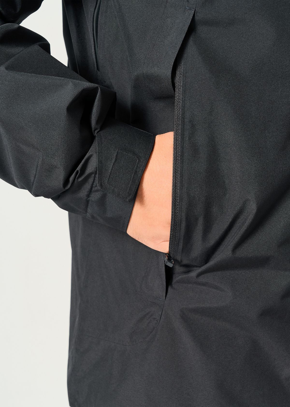 Zipped hand pockets