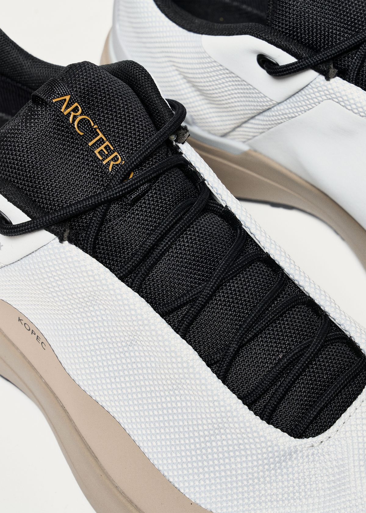 U-throat construction