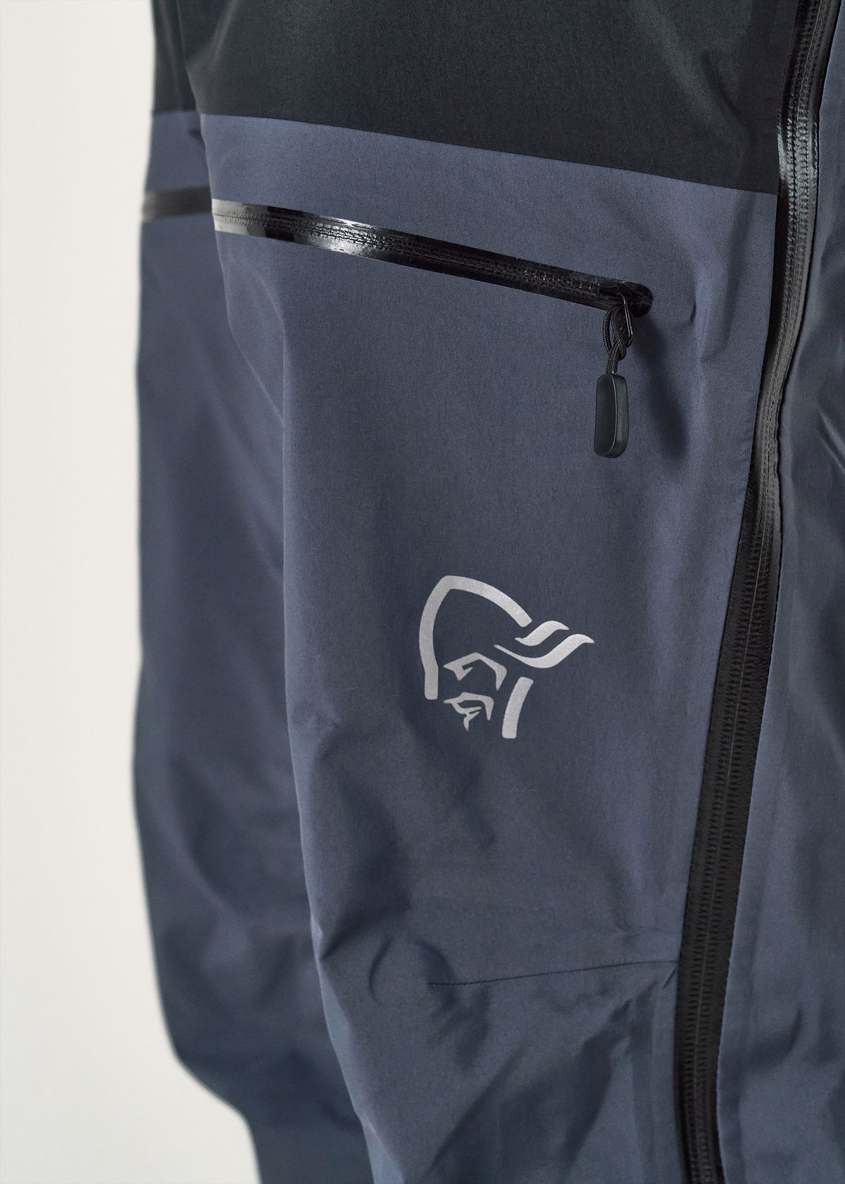 Zipped thigh pockets 