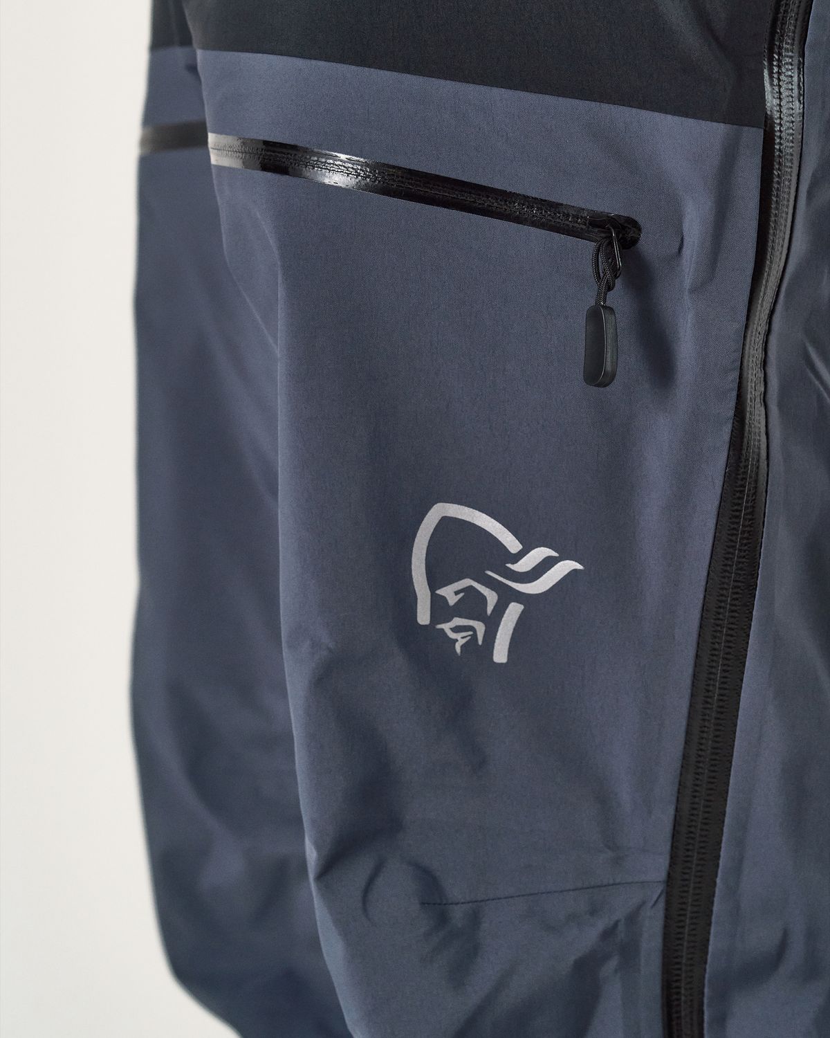 Zipped thigh pockets 