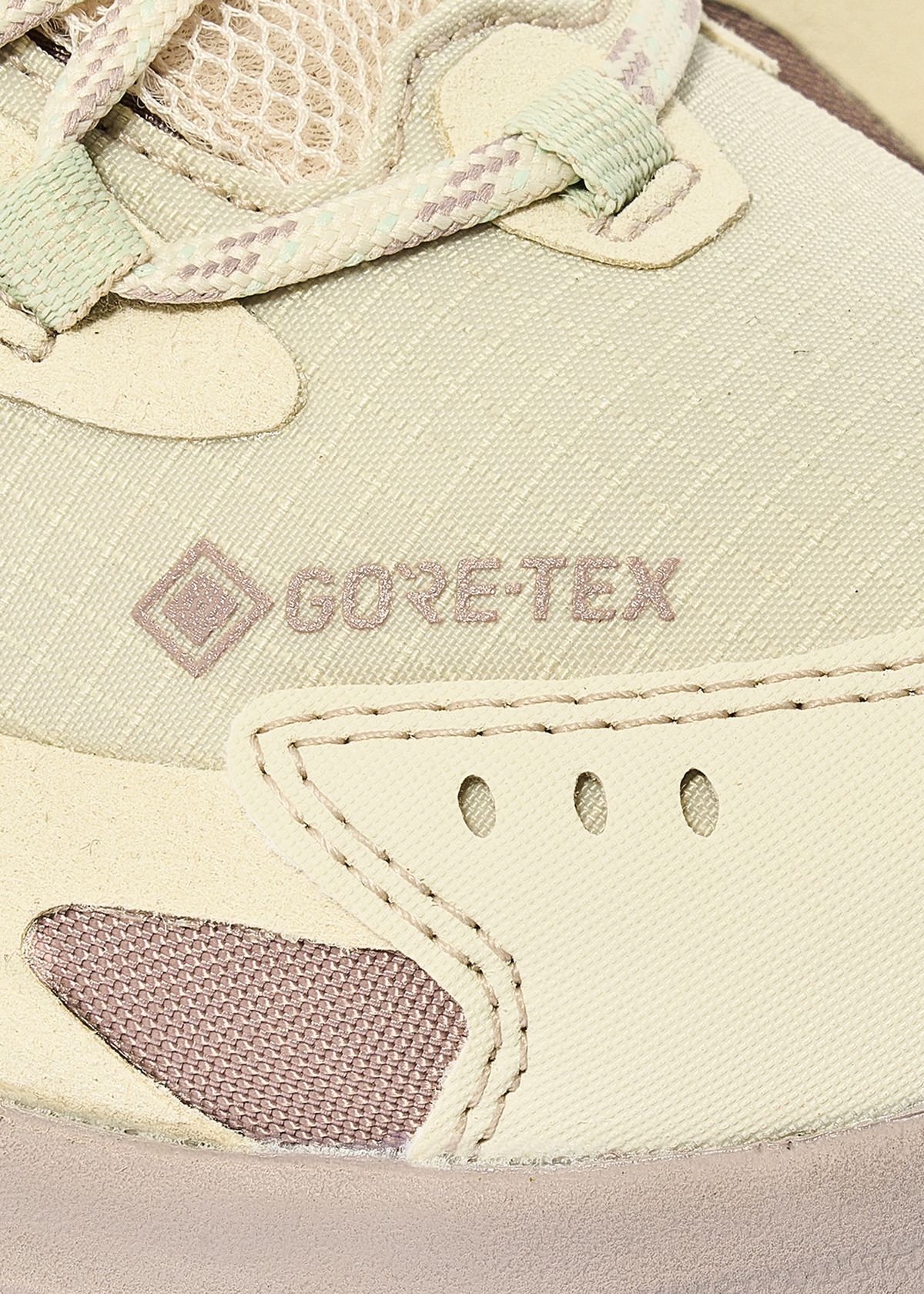 GORE-TEX waterproof protection	