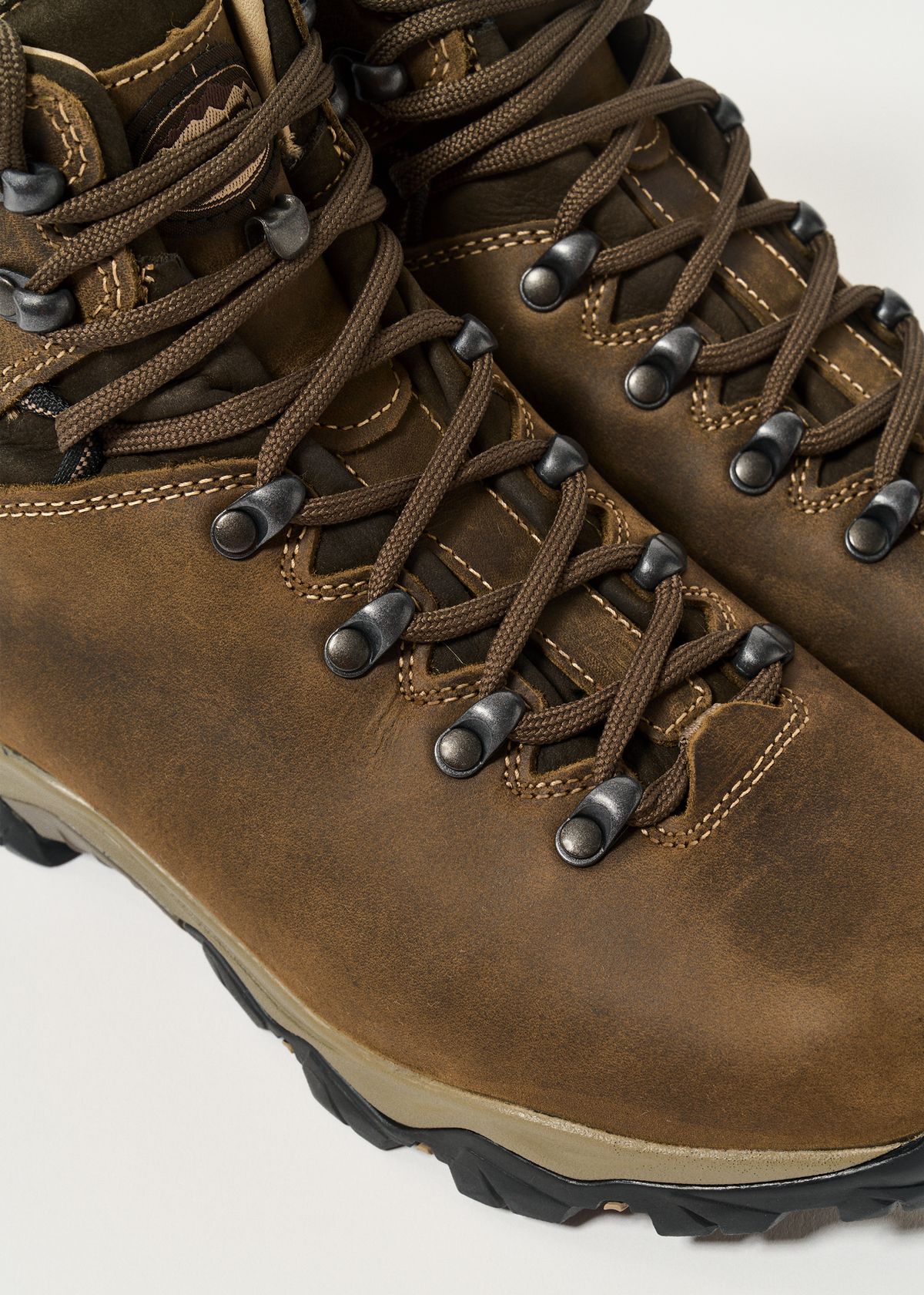 Waxed nubuck upper