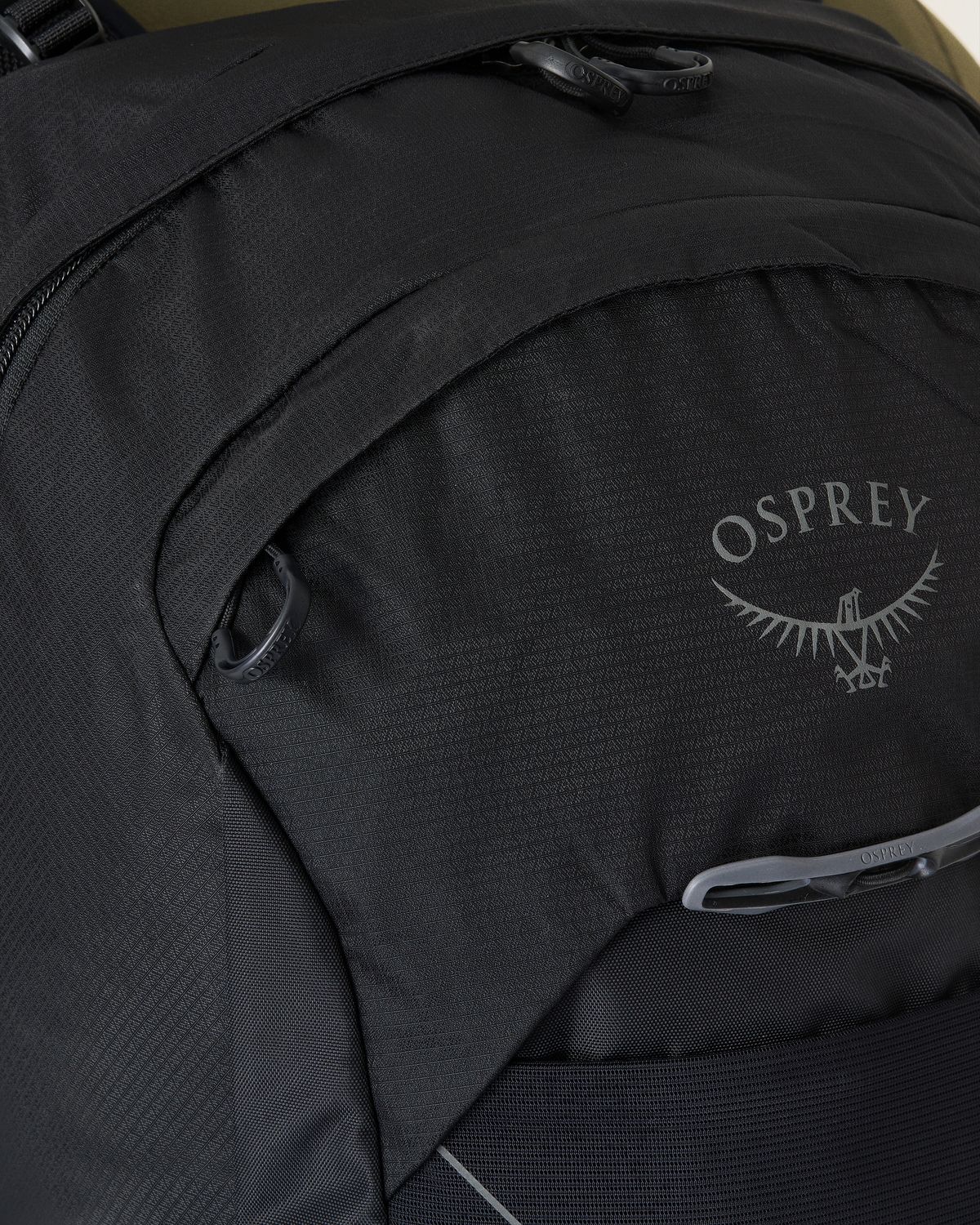 Zipped main compartment  