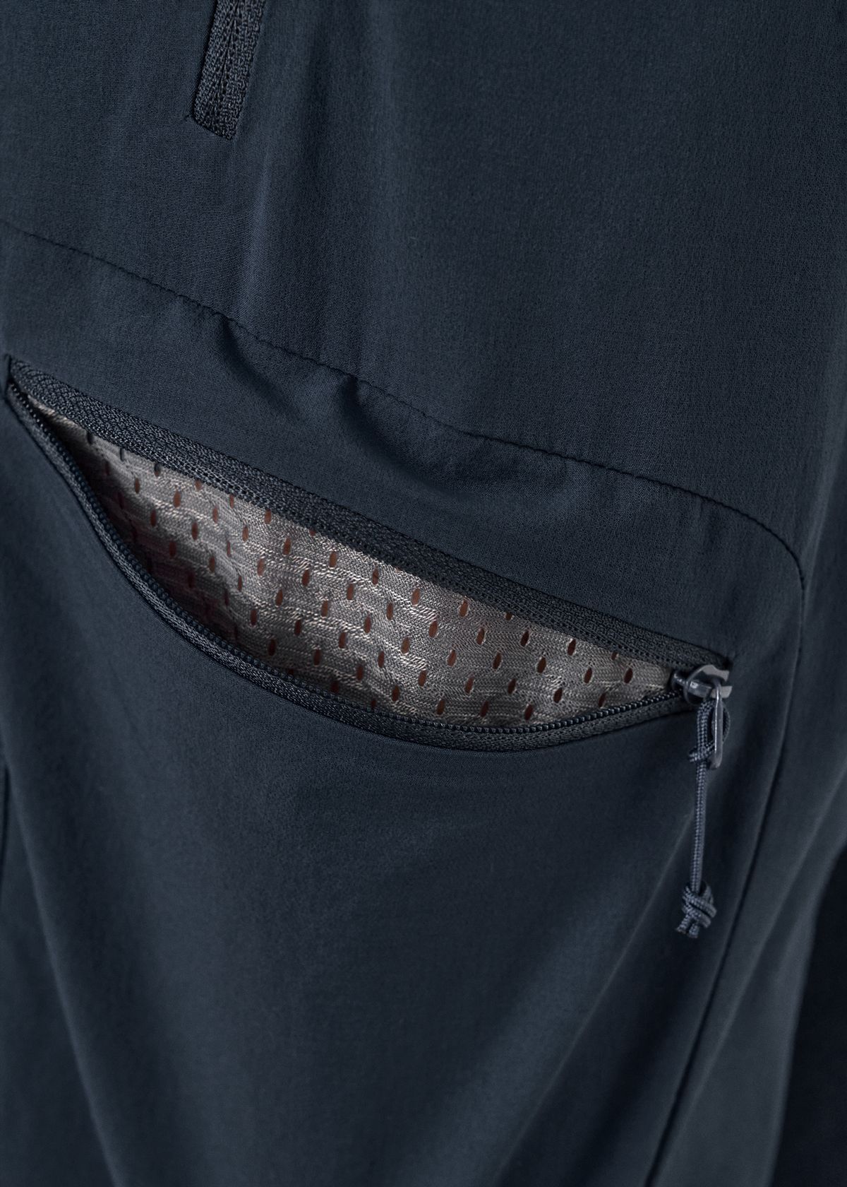  Zipped thigh pocket 