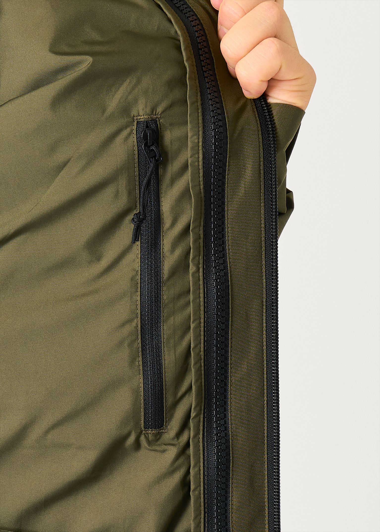  Internal chest pocket on inner jacket 