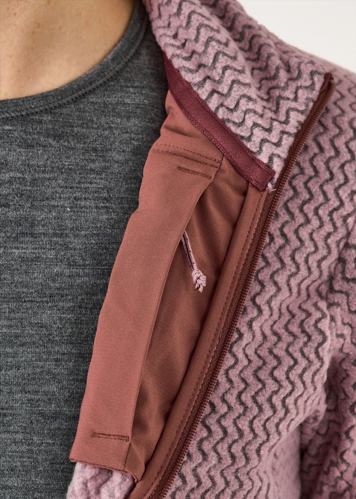  Zipped internal pocket 