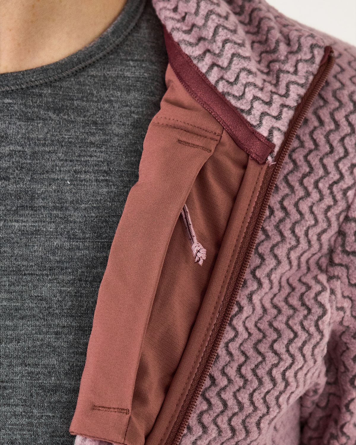  Zipped internal pocket 