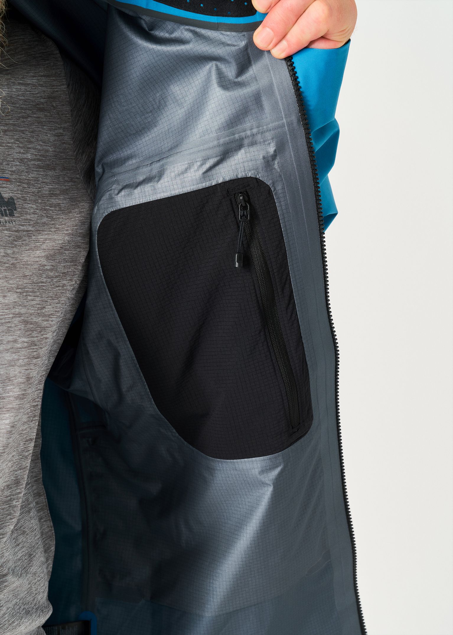 Internal zipped pocket