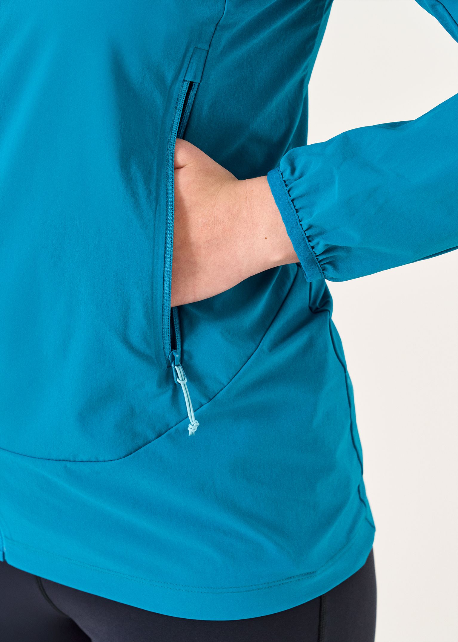  Zipped hand pockets 