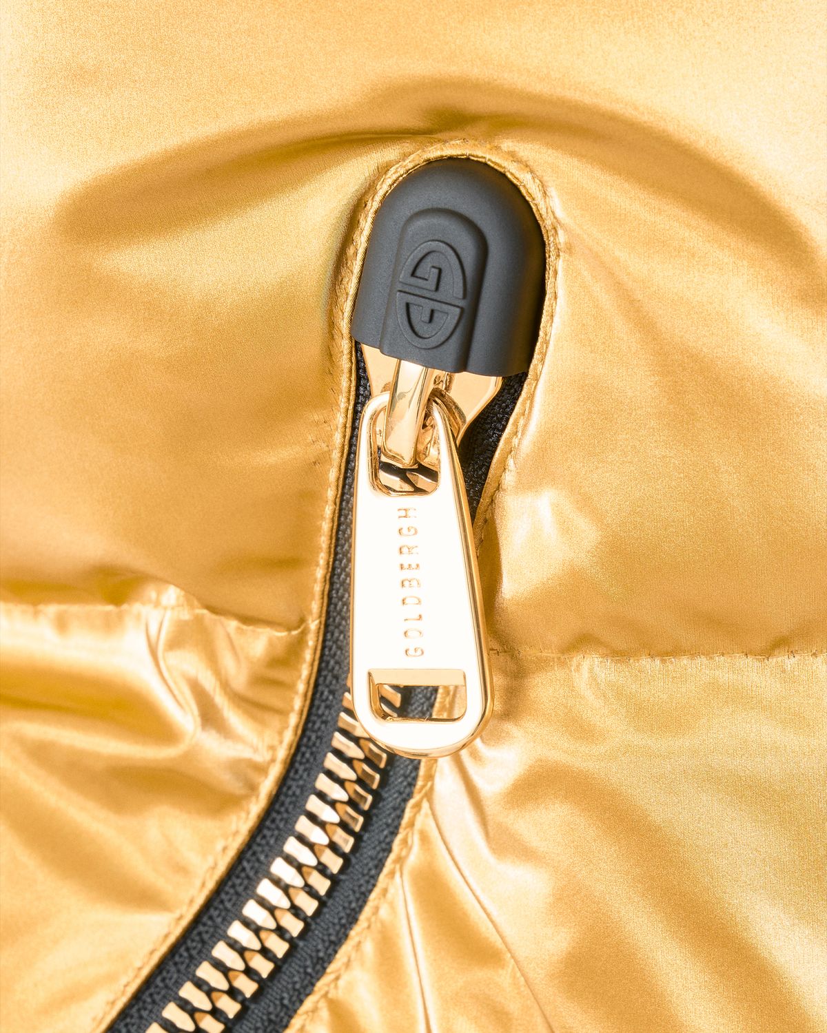 Feature metalux zips